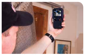 FLIR MR160正在探測天花板和墻角縫隙的受潮情況